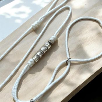 feherporaz-felvezetoporaz-showleash-showlead-kulfoldonishasznalhato-paracordbol